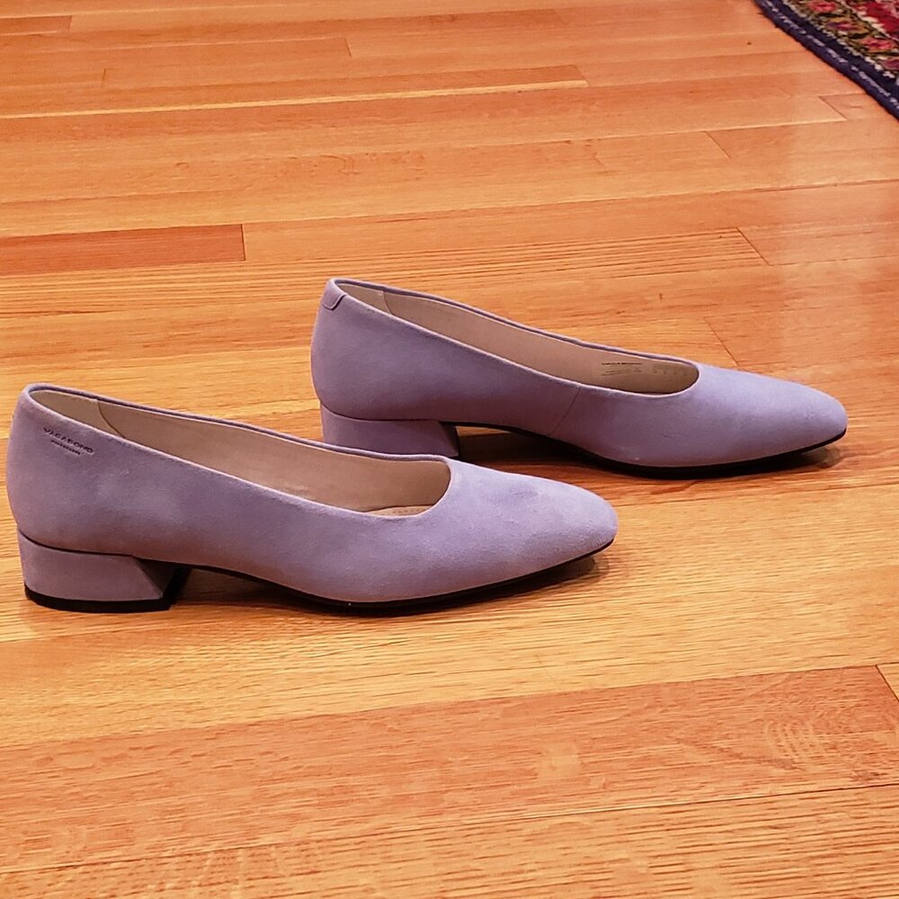 NWOT Sky blue suede low heel pumps